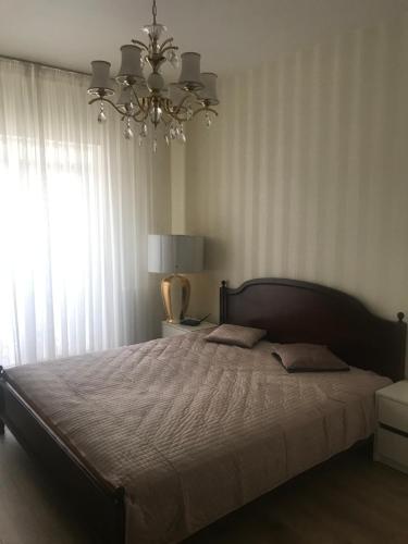 Uma cama ou camas num quarto em Апартаменти