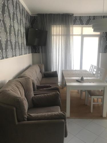een woonkamer met een bank en een tafel bij Апартаменти in Mizhhirya