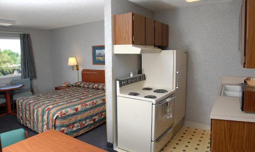 Kuchyň nebo kuchyňský kout v ubytování Redmond Inn