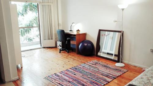 塞薩羅尼基的住宿－Peaceful Home，客房设有书桌、镜子和椅子。