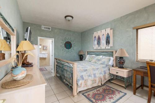 um quarto com uma cama e uma secretária e uma cama sidx sidx em Sonoran Sea 3BR SSE 701 Upper by Casago em Puerto Peñasco