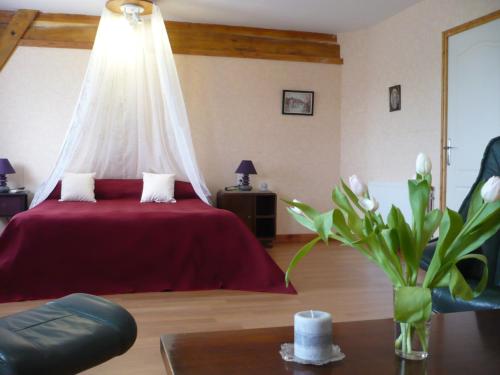 a bedroom with a bed with a canopy at Périgord Curiosités in Coux-et-Bigaroque