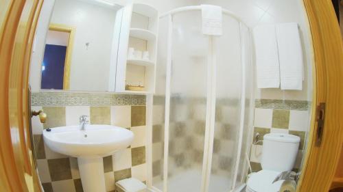 a bathroom with a sink and a shower and a toilet at Hs San Francisco - CÉNTRICO in Almagro