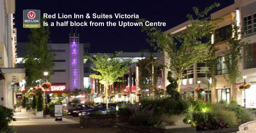 a city street at night with a sign that reads red lion inn and suites v at Red Lion Inn and Suites Victoria in Victoria