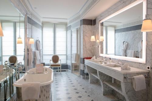 Gallery image of La Réserve Paris Hotel & Spa in Paris