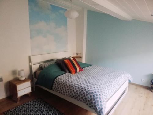 une chambre avec un lit et un mur bleu dans l'établissement Duplex Denim, à Nîmes