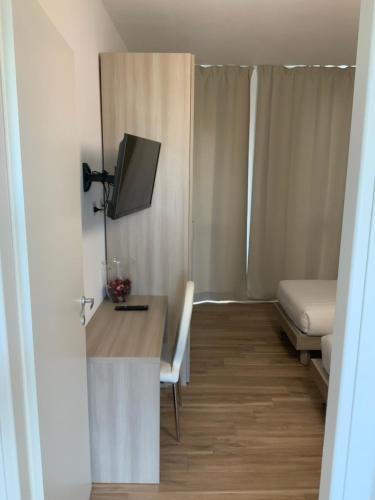 Televízia a/alebo spoločenská miestnosť v ubytovaní Relais fiera milano
