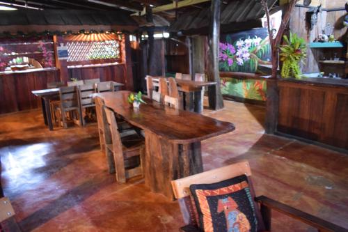 a dining room with a wooden table and chairs at Mirador Prendas in Sarapiquí