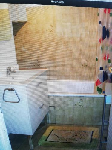 une salle de bain avec un lavabo et une baignoire dans l'établissement Studio 3 personnes, à Menton