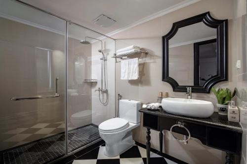 y baño con aseo, lavabo y ducha. en My Boutique Hotel & Spa en Sa Pa