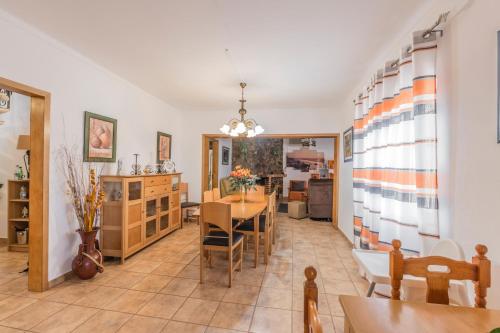a kitchen and dining room with a table and chairs at Quinta Vita - Vila Limao in Almancil