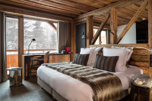 Säng eller sängar i ett rum på Hôtel Chalet Mounier