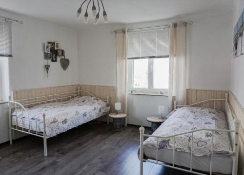 Кровать или кровати в номере Fuchsbau Leipzig-Schkeuditz