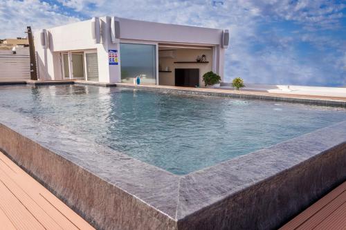 Kolam renang di atau dekat dengan Infinity Horizon Duplex by AURA