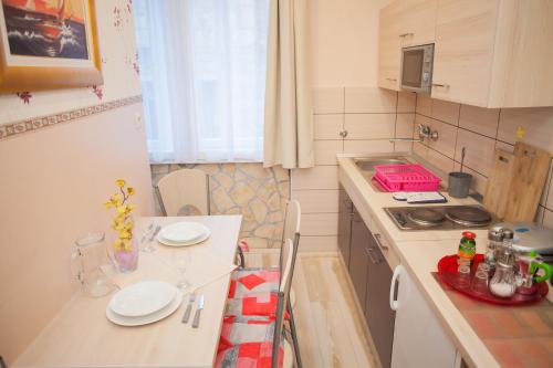 cocina pequeña con mesa y fogones en Ba & Bo, en Šibenik