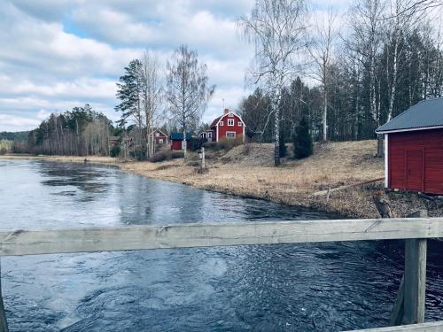 Fotografie z fotogalerie ubytování Cosy river house v destinaci Kvillsfors