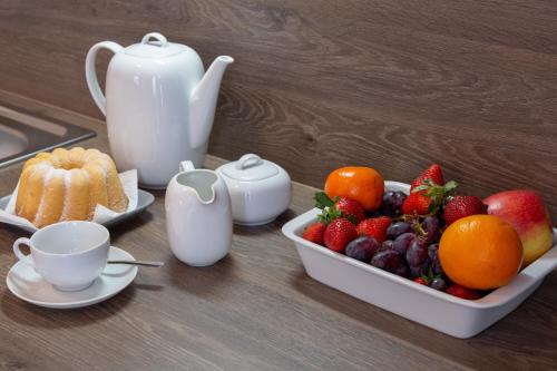 a bowl of fruit on a table with a tea pot at pension George in Špindlerův Mlýn