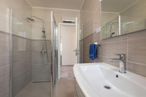 een badkamer met wastafel en douche bij Luxury apartment Nora in Podstrana