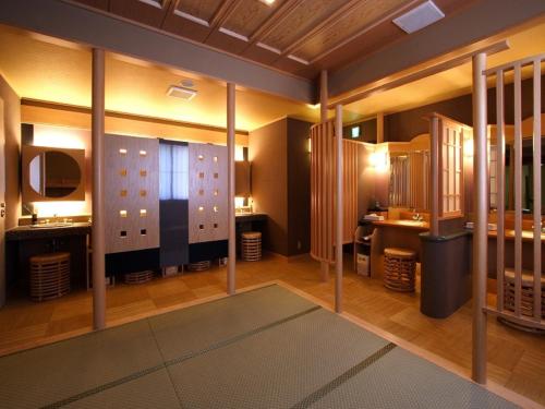 vestidor con lavabo y espejo en Inatori Tokai Hotel Yuen, en Higashiizu