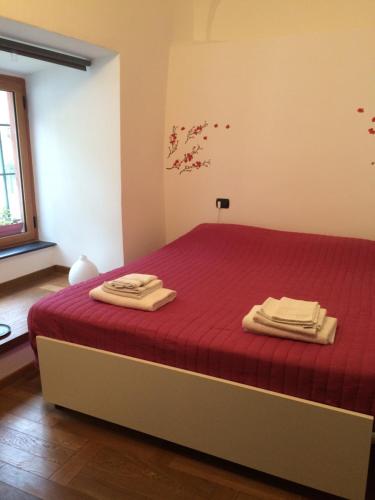 a bedroom with a bed with two towels on it at Koala in Finale Ligure