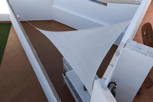 eine Wendeltreppe in einem Haus in der Unterkunft La Buena Vida, by Comfortable Luxury in Corralejo