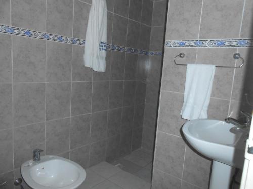A bathroom at HOTEL 25 DE MAYO