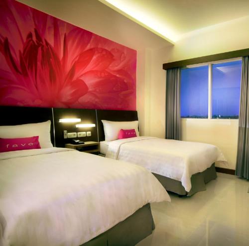 Tempat tidur dalam kamar di favehotel Kusumanegara