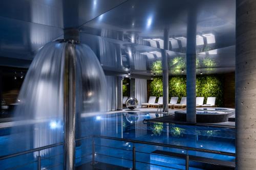 a bathroom with a tub and a fountain at Lake Hill Karkonosze Resort & Spa in Sosnówka