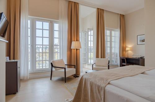 a hotel room with a large bed and windows at Hotel Spiess & Spiess in Vienna