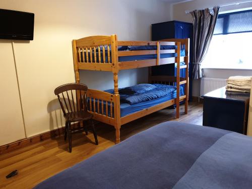 Bunk bed o mga bunk bed sa kuwarto sa West Coast Lodge