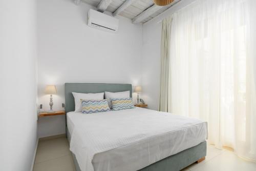 皮茲迪亞的住宿－Chrisanthi Elegant Villa，白色的卧室设有床和窗户