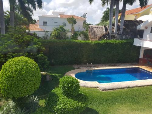 una piscina en el patio de una casa en Casa Campestre, en Cancún