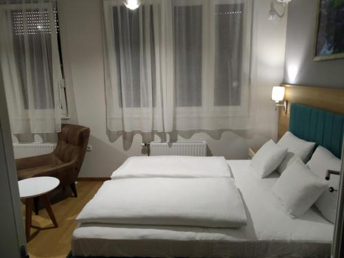 Llit o llits en una habitació de NM Apartman