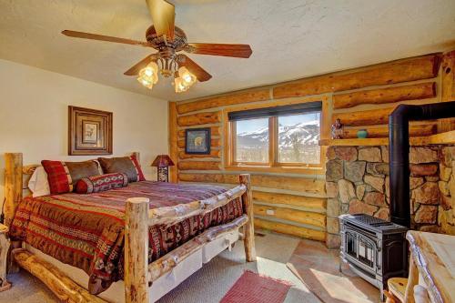 ブリッケンリッジにあるBarton Cabin 433のベッドと石の壁のある寝室