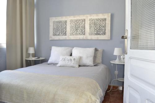 サンタクルス・デ・テネリフェにあるGFS Homeのベッドルーム1室(白いベッド1台、枕2つ付)