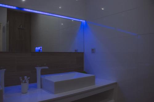 Ванна кімната в Sweet White Ponta Delgada 2.0