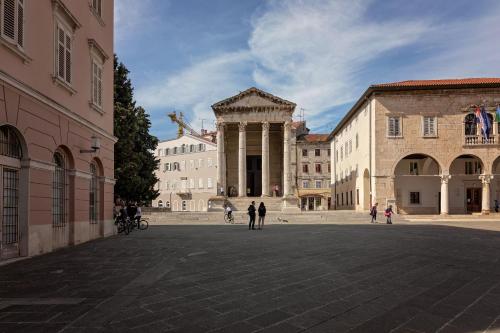 Piazza Foro with free parking