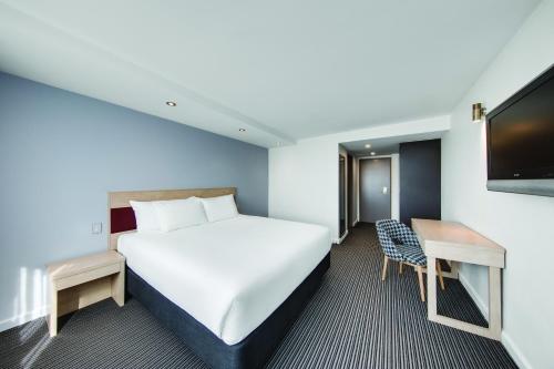 Ένα ή περισσότερα κρεβάτια σε δωμάτιο στο Central Studio Hotel Sydney