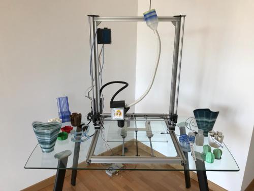 米兰Feel@Home Apartment+Rooms的玻璃桌,上面有花瓶