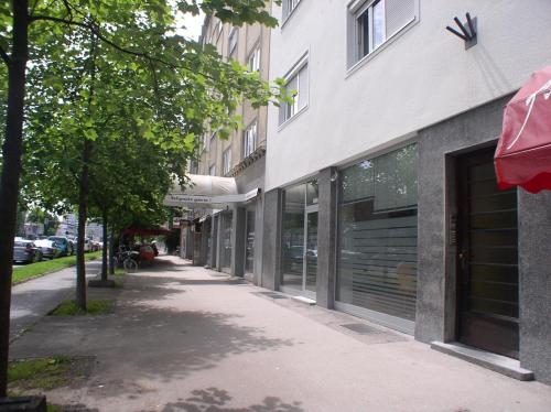 pusty chodnik przed budynkiem w obiekcie Apartment Red Square w Lublanie