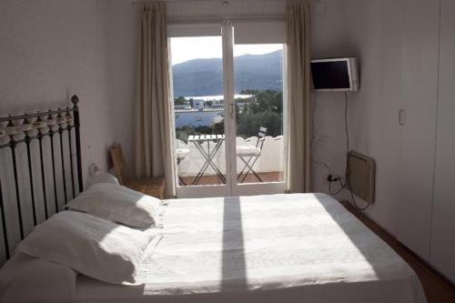 מיטה או מיטות בחדר ב-Casa con encanto y jardín amplio en Cadaqués