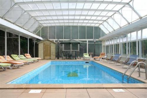 Bazén v ubytování Logis Cosy - Hôtel Le Moulin Neuf - Chantonnay nebo v jeho okolí
