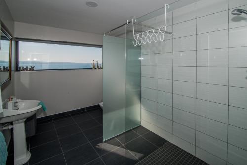 A bathroom at Spectacular ocean views & minutes to Cliffs- Clahane Shore Lodge