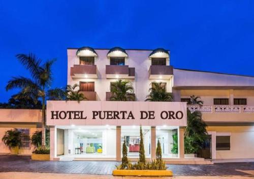 a hotel puerto princesa de oro at night at Hotel Puerta de Oro in Barranquilla