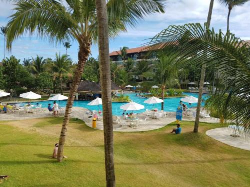ein Resort mit Swimmingpool und Palmen in der Unterkunft Flat Marulhos Resort in Porto De Galinhas