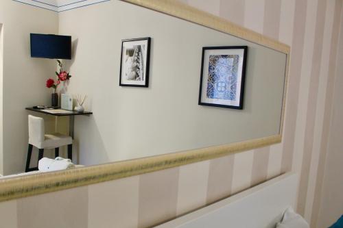 Televízia a/alebo spoločenská miestnosť v ubytovaní Triscele Glamour Rooms