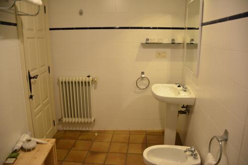 La salle de bains est pourvue d'un lavabo et de toilettes. dans l'établissement Posada Hoyos de Iregua, à Villoslada de Cameros