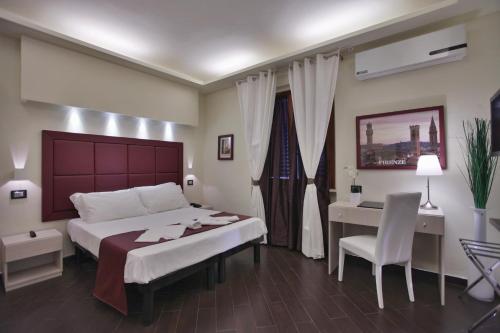 Schlafzimmer mit einem Bett, einem Tisch und einem Schreibtisch in der Unterkunft EuroHome Comfort Apartment in Signa