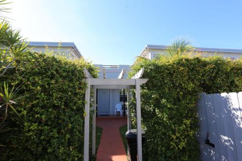 a garden with a white gate and a fence at Richard's Hotel in Hollywood