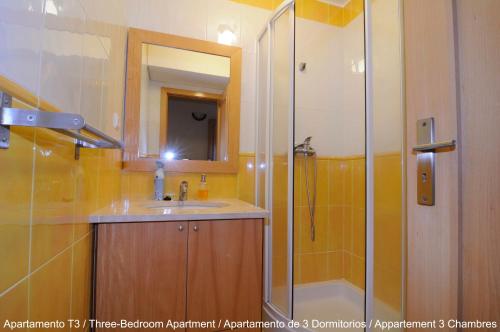 y baño con lavabo y ducha. en Apartamento Areal, en Torreira